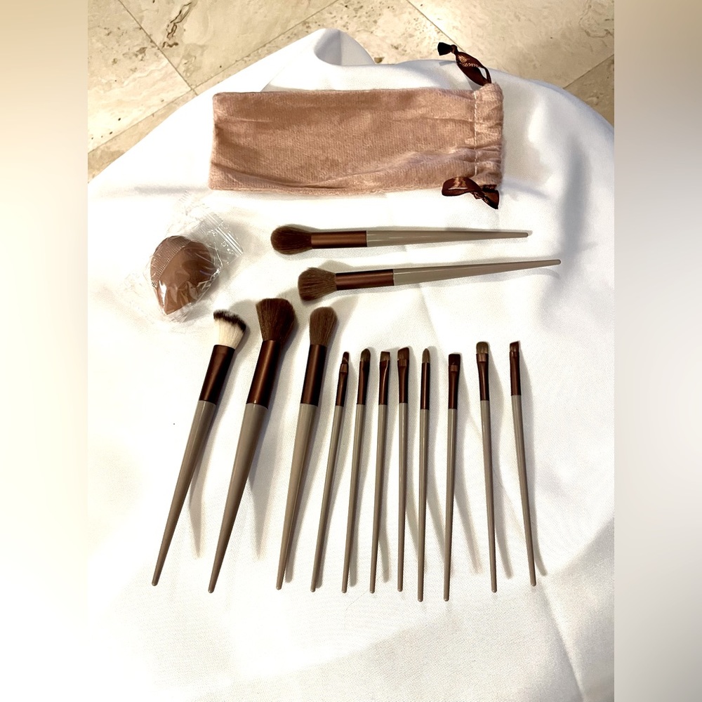 NWT 13 piece Makeup Brushes Set with Blender Sponge in Velveteen Case Brand New